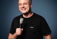 <hr>
<p data-start="74" data-end="348"><strong data-start="74" data-end="92">Илья Аксельрод</strong> — один из самых ярких стендап-комиков Израиля. Юморист, телеведущий, радиоведущий, сценарист и режиссёр — он завоевал любовь публики по всей стране благодаря своим блистательным выступлениям на русском языке и таланту говорить о важном с иронией и теплом.</p>
<p data-start="350" data-end="677">Илья гастролирует по всему Израилю, даря зрителям умный, честный и наполненный самоиронией юмор. В его монологах — любовь к стране, искренность и тонкое чувство актуальности. Благодаря своей харизме и оригинальному стилю, он стал настоящей звездой соцсетей: его видео собирают миллионы просмотров, а аудитория продолжает расти.</p>
<p data-start="679" data-end="904">Выступления Ильи — это не просто шоу, а живое, искреннее общение, наполненное наблюдениями о жизни в Израиле, тонкими шутками и настоящими эмоциями. Его концерты — это всегда про тепло, близость и чувство, что ты среди своих.</p>
<p data-start="906" data-end="1206"><strong data-start="906" data-end="997">Программа Ильи Аксельрода — это вечер, сотканный из любви к Израилю, к людям и к юмору.</strong><br data-start="997" data-end="1000">Зрители уходят не только с улыбкой, но и с ощущением поддержки, надежды, веры. А самые смелые — ещё и подходят обняться после концерта.<br data-start="1135" data-end="1138">Это не просто юмор. Это душевный разговор. С уважением. И с любовью.</p>
<p><span style="font-weight: 400;">Открытие дверей: </span><b>19:30</b><span style="font-weight: 400;"><br>
</span><span style="font-weight: 400;">Начало концерта:</span><b> 20:30</b></p>