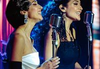 		<p>Неповторимый <strong>дуэт</strong> <strong>The Alibi Sisters</strong> — новые любимицы израильской публики – возвращаются с концертным туром по городам Израиля!</p>
<p>Да, это они — родные сестры из Киева, <strong>Ангелина и Анна Завальские</strong>. Вдохновлённые творчеством легендарных Сестёр Берри, они превратили каждую песню в маленький шедевр.<br>
Именно они вдохнули яркую, новую жизнь в любимые мелодии! Именно их голоса в каждой ноте идиш звучат о Любви, Добре и Свободе.</p>
<p>Каждый концерт<strong> The Alibi Sisters</strong> — это утончённая ретро-эстетика и танцевальный драйв одновременно.<br>
В их интерпретации мировые еврейские хиты <strong>Bublitchki, Main Yiddishe Mamme, Papirossen, Ich Hob Dich Zifeel Lieb</strong> и другие обретают особую эмоциональную окраску, словно написаны заново — специально для сегодняшнего дня.</p>
<p>В программе также прозвучат украинские народные песни, известные хиты украинской эстрады и шлягеры на разных языках мира.</p>
<p>Музыка перенесёт вас то в солнечную Италию, то в гламурную Францию — и везде будет царить настроение праздника.<br>
Эти мелодии несут в себе ностальгический магнетизм, напоминая о многоголосии культур, которые веками наполняли наш безумный, безумный, безумный мир.</p>
<p>Главная изюминка программы — <strong>живой бэнд</strong>!<br>
Его звучание заставляет танцевать и плакать, превращая каждое выступление в подлинный перформанс. Харизматичные музыканты, их инструменты и чарующая вокальная манера сестёр Завальских создают атмосферу, где прошлое и настоящее сливаются в едином ритме.</p>
<p>Это уникальная возможность ощутить настоящий клезмерский дух — его энергию, глубину и силу.</p>
<p>Концерт <strong>The Alibi Sisters</strong> станет ностальгическим вечером возвращения в то время, когда идиш звучал в квартирах и на улицах, когда на свадьбах украинские и еврейские мелодии сменяли друг друга, когда все были молоды и беззаботны, а на сценах и киноэкранах блистали неподражаемые Сёстры Берри.</p>
	